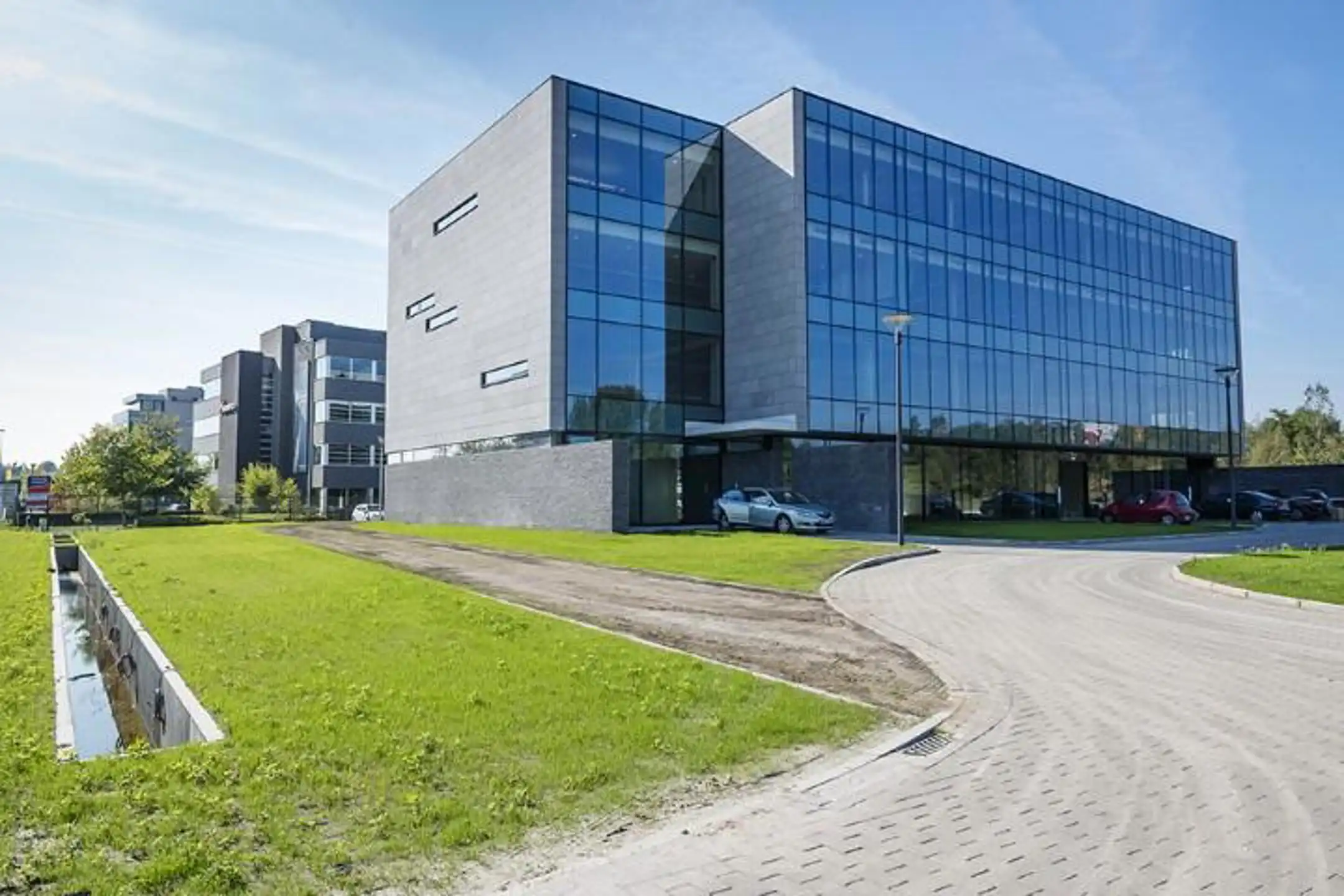 Hedendaagse kantoren (870m²) op zichtlocatie  foto {{pictureIndex}}