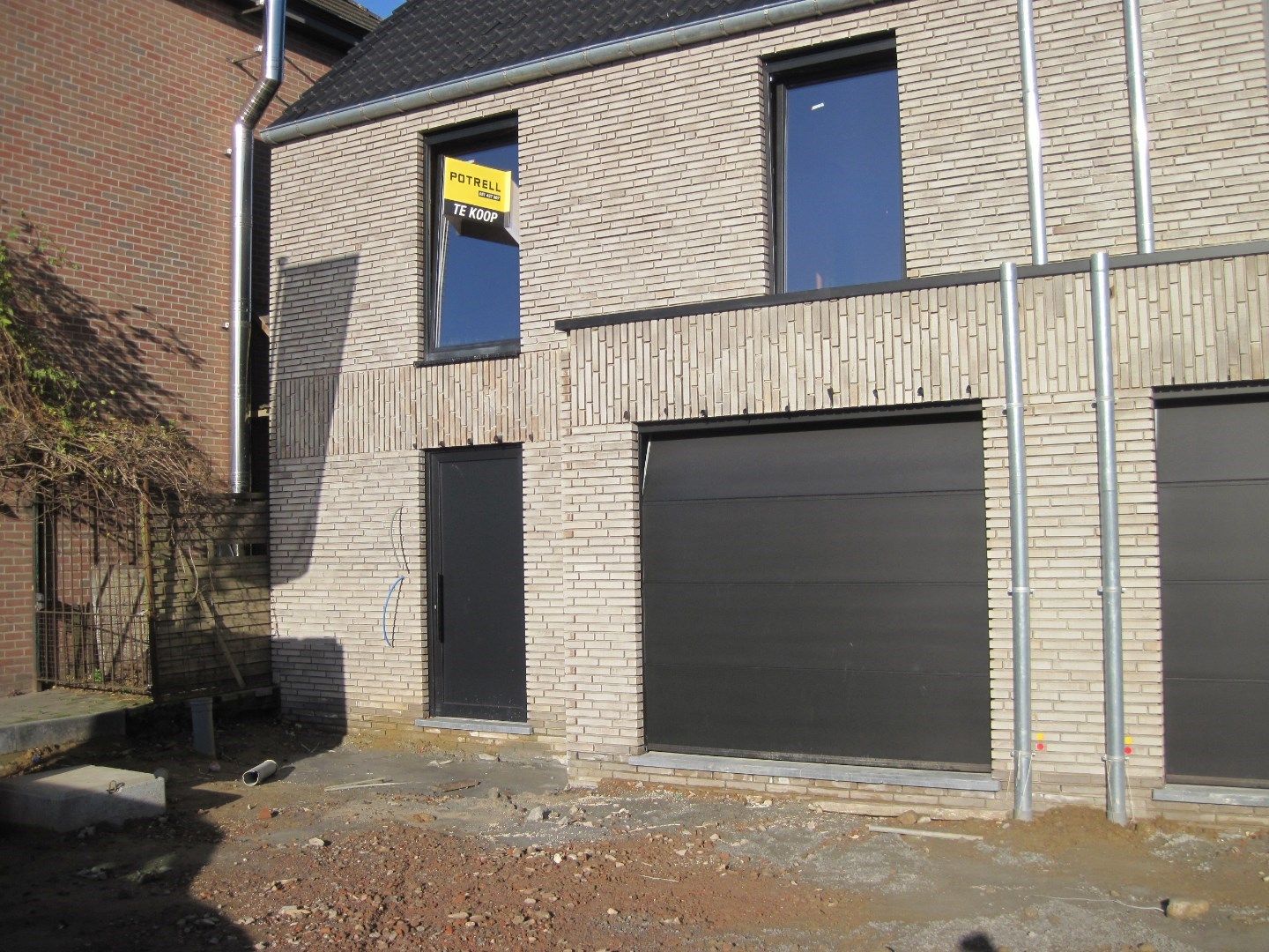 Eigentijdse BEN woning. foto {{pictureIndex}}