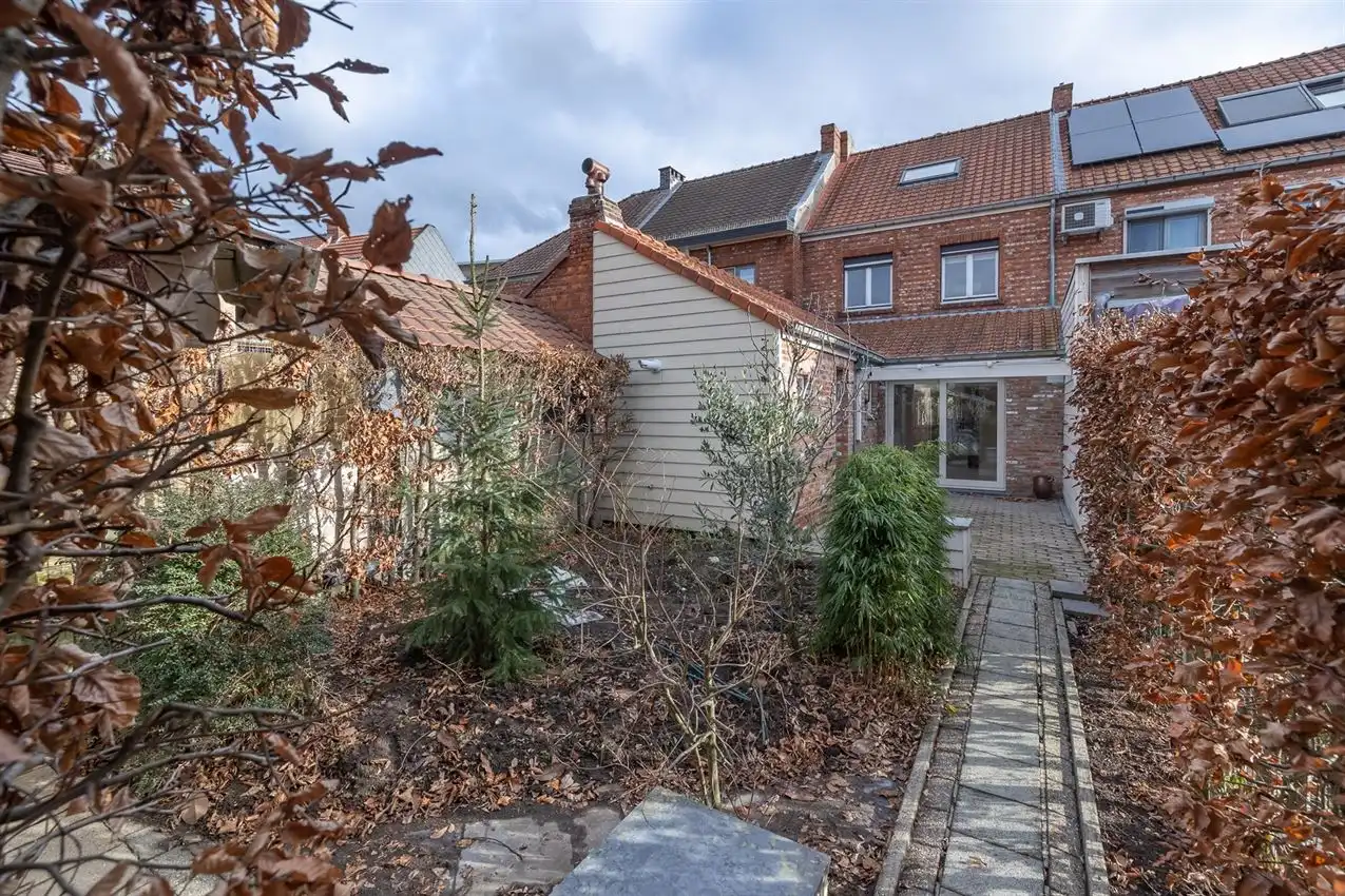 Stadswoning met drie slpk en tuintje op gunstige locatie foto 13