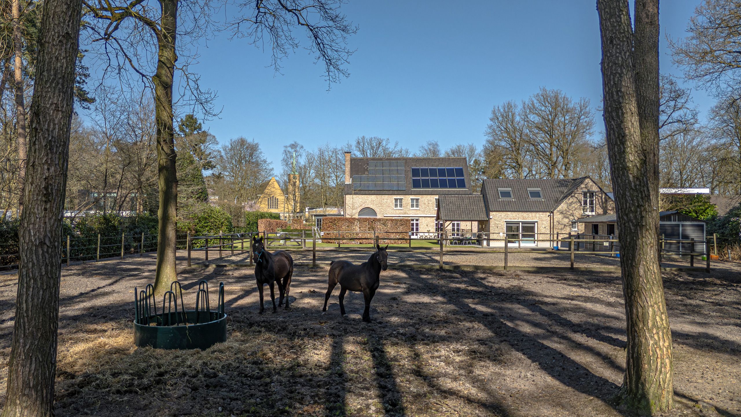 Topvilla met paardenaccomodatie, infinity-pool en 2e woning! foto 3