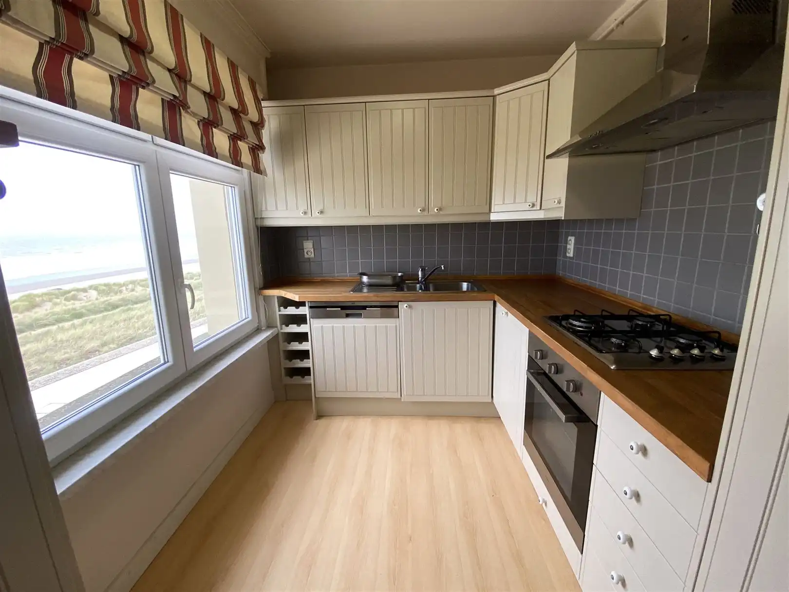 ongemeubeld appartement met frontaal zeezicht foto 8