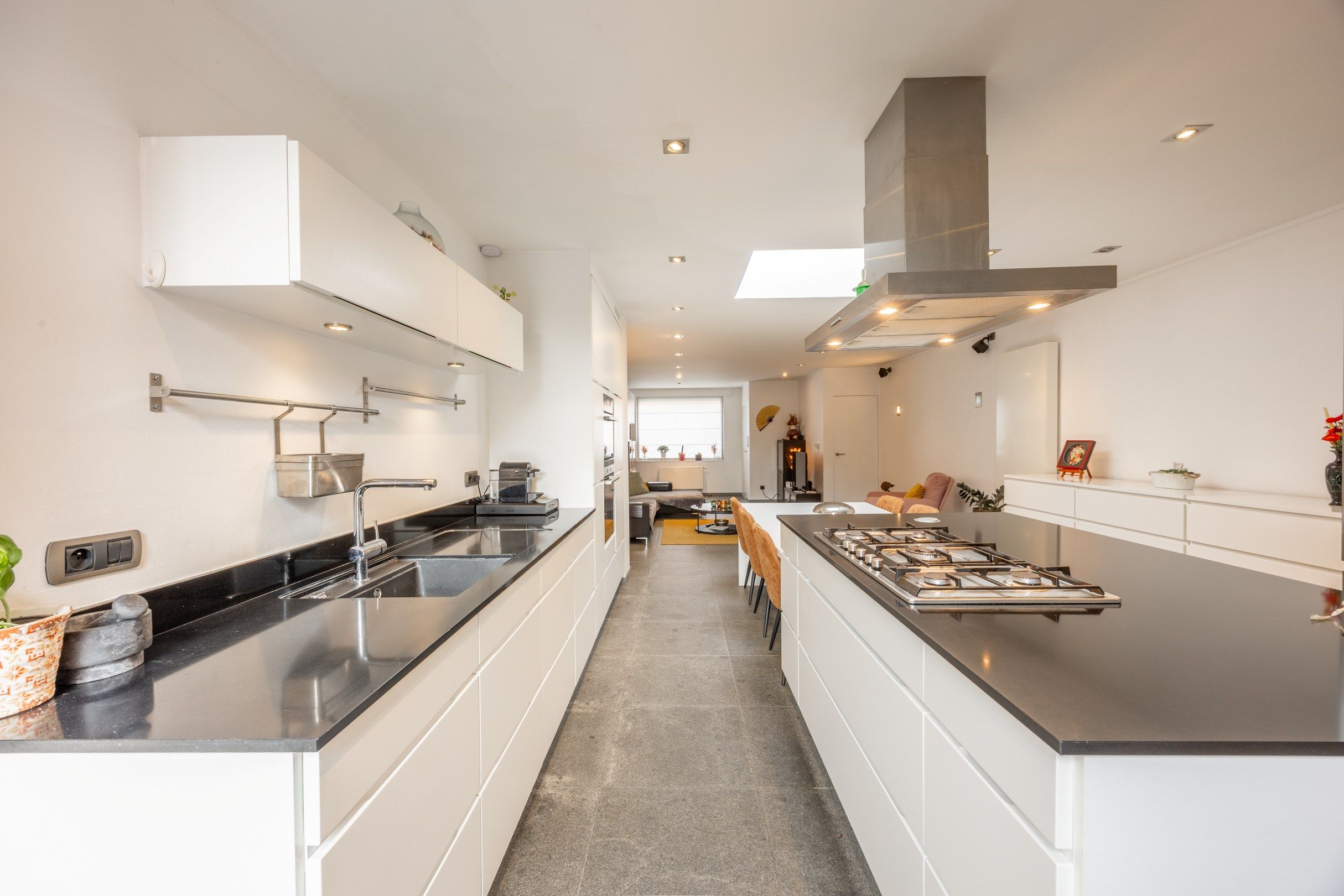 GERENOVEERDE WONING MET TUIN EN UITWEG foto 4