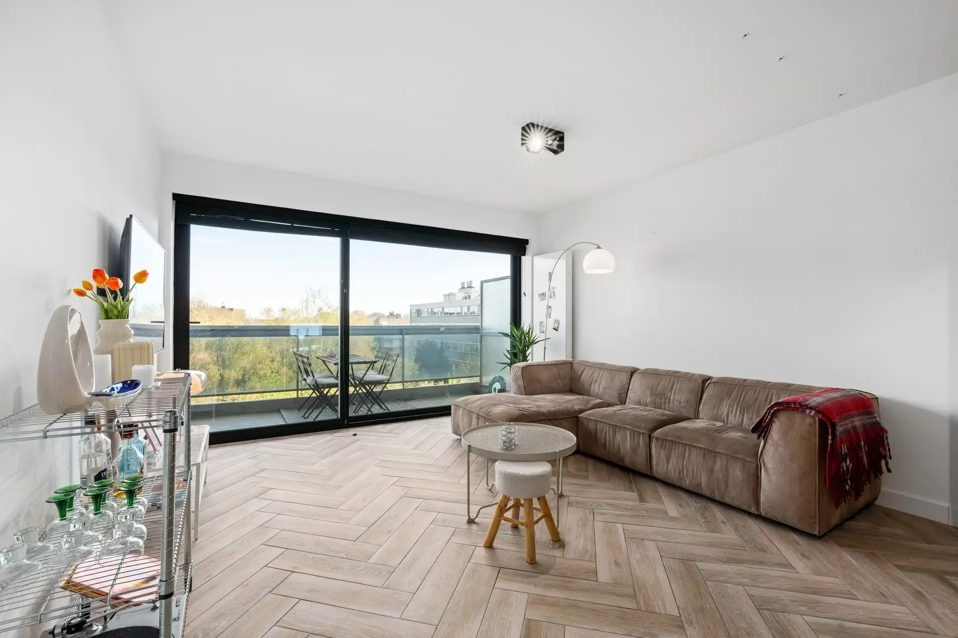 Gerenoveerd appartement met ruim terras foto 3