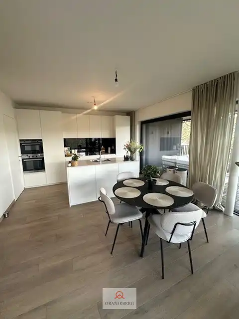 Modern appartement met staanplaats in groene parktuin foto 14