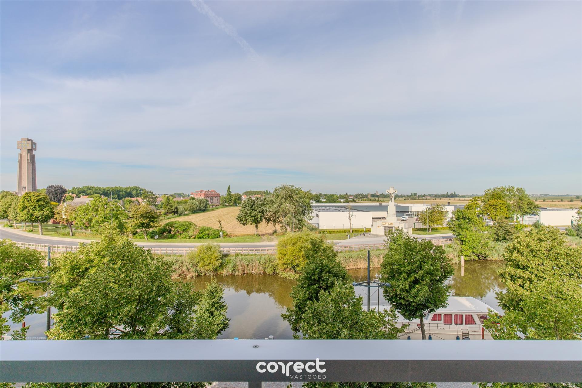 Lichtrijk en instapklaar 3 slaapkamer appartement met zicht op de IJzer. foto 3