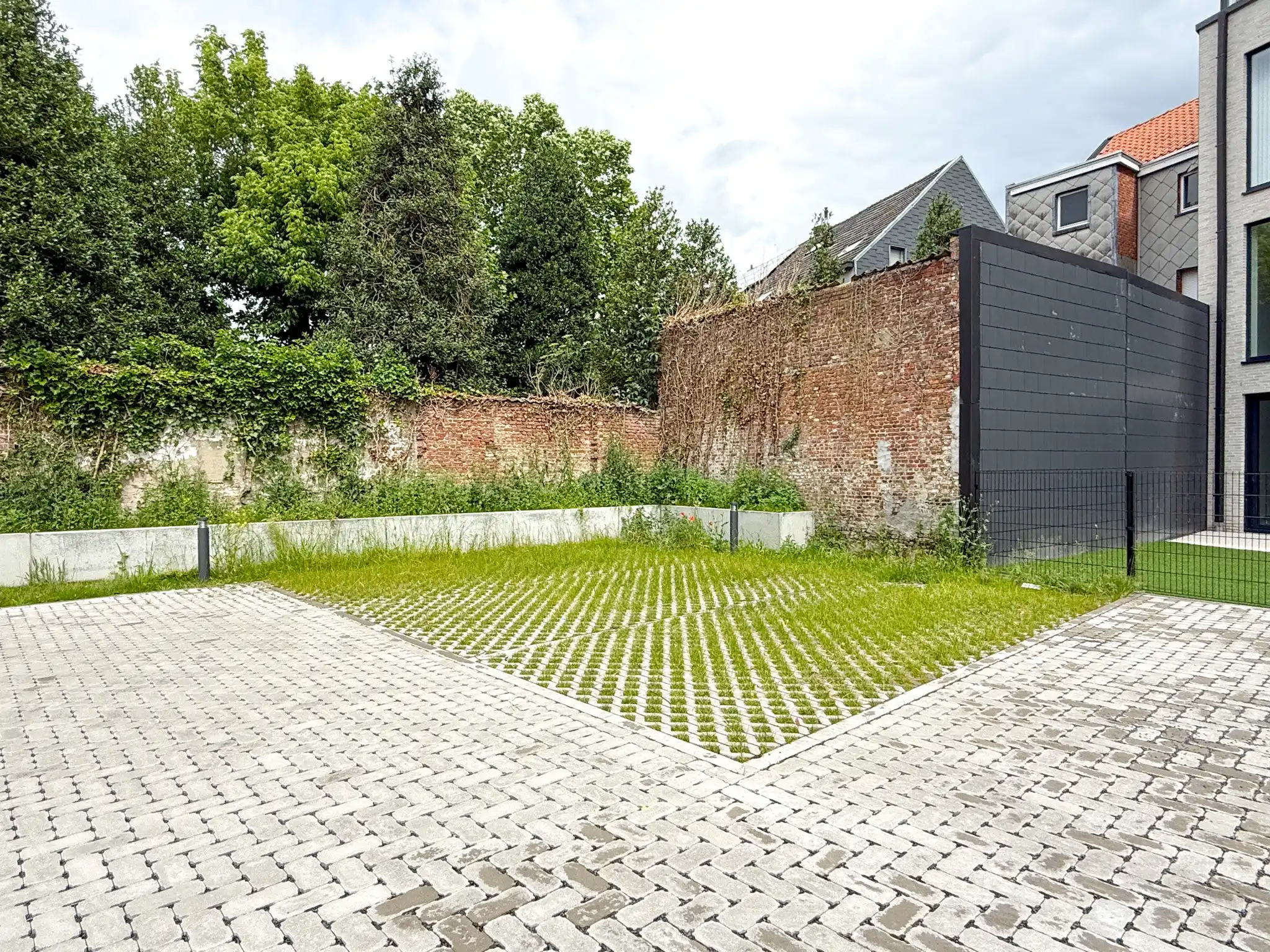 Bovengrondse autostaanplaatsen te huur in het centrum van Beveren foto {{pictureIndex}}