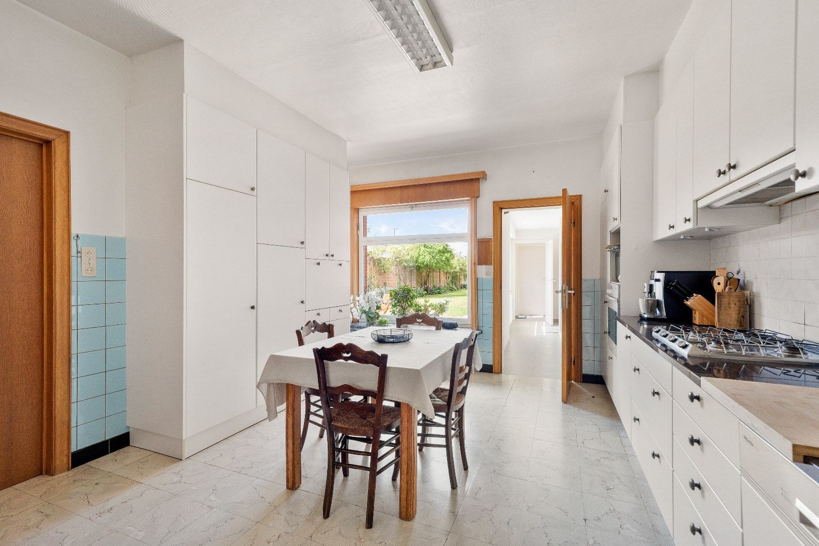 Ruime woning met 4 slaapkamers en groot stuk bouwgrond in het hartje van Poperinge foto 10