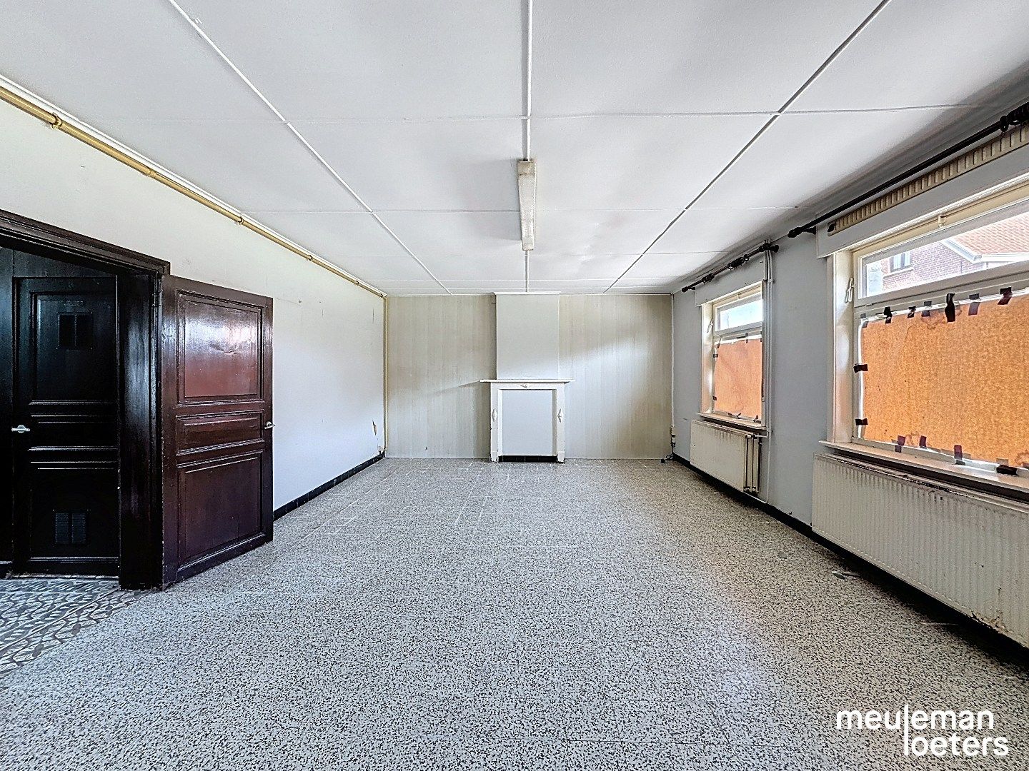 Te renoveren halfopen woning met garage foto 4