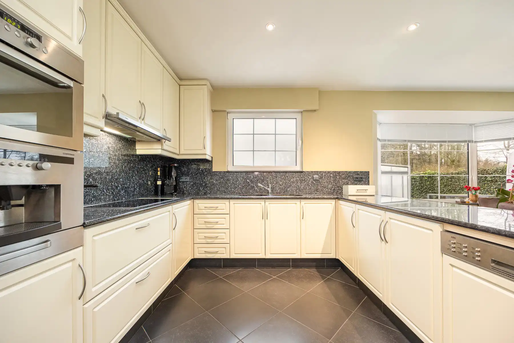 Energiezuinige villa met 5 slaapkamers en ruim bijgebouw op een perceel van 1.240m². foto 7