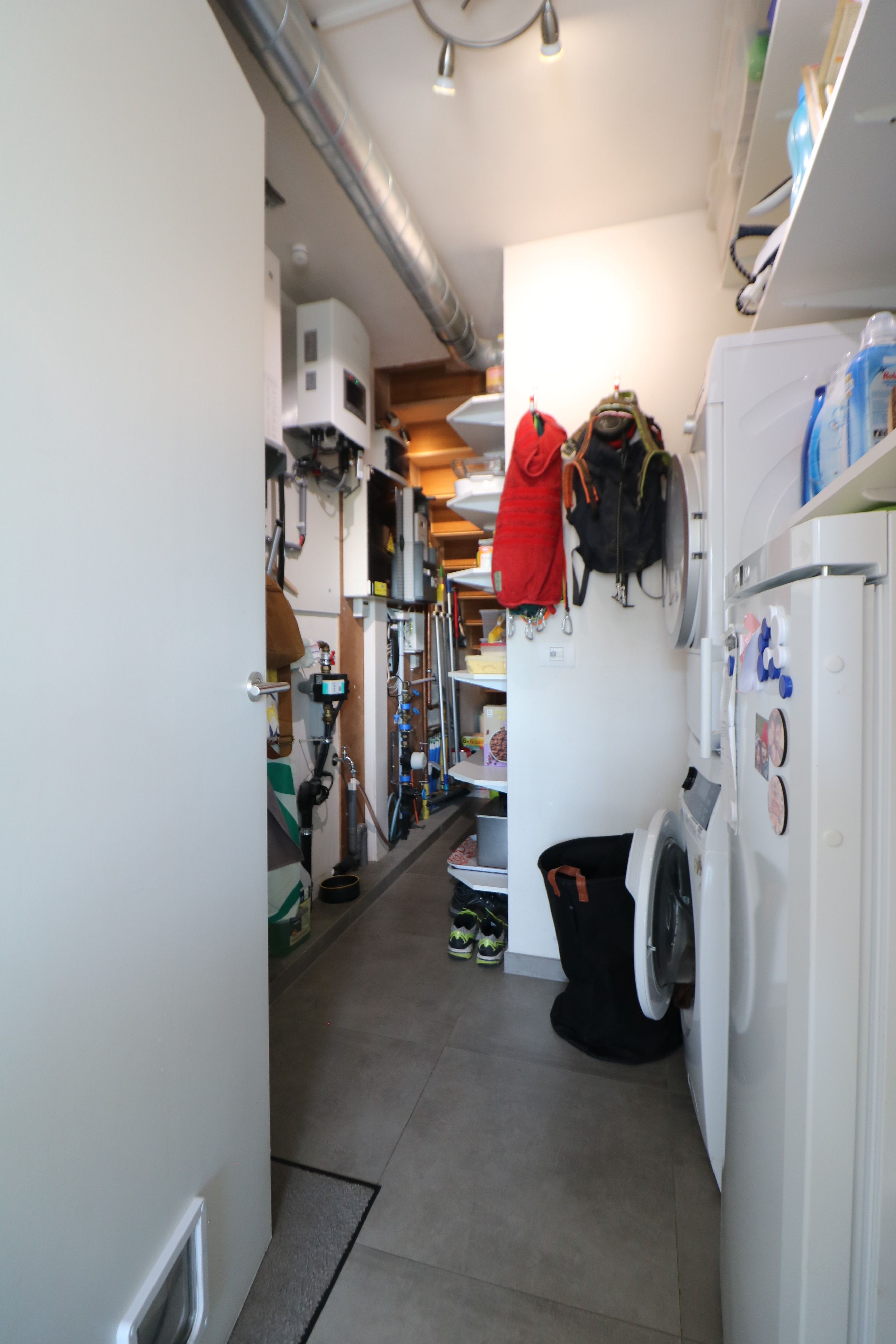 Instapklare, recente woning met 3 slaapkamers, zonnige tuin, garage én autostandplaats. foto {{pictureIndex}}