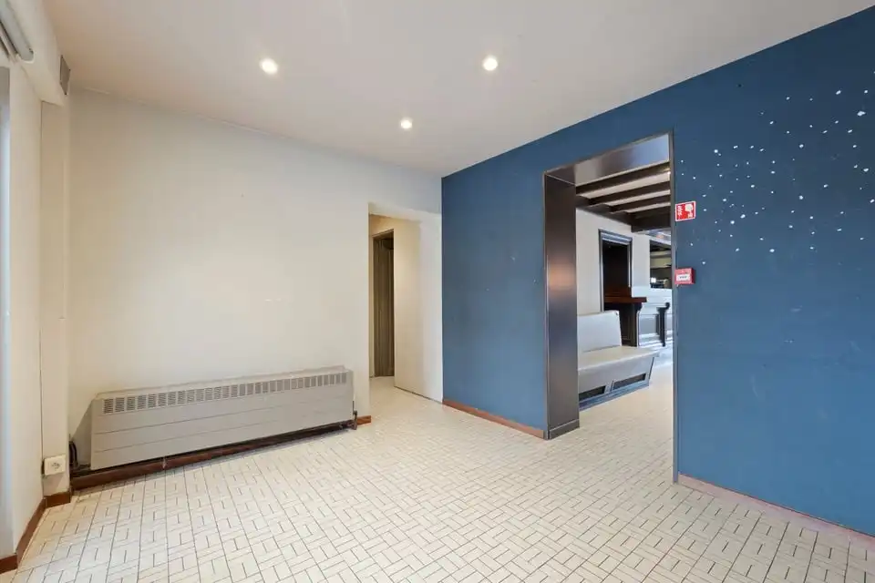 HANDELSHUIS MET PARKING OP EEN TOPLOCATIE IN LINTER foto 11