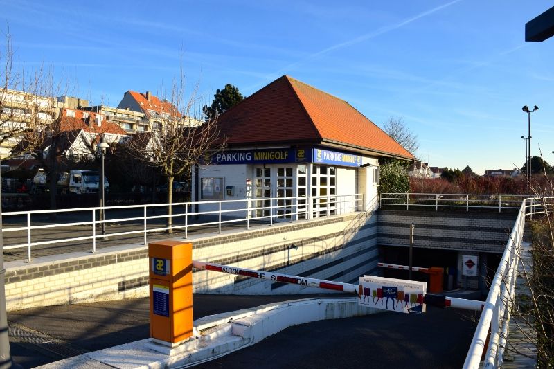 Gesloten garagebox te huur gelegen aan de Minigolf in het Zoute. foto 3