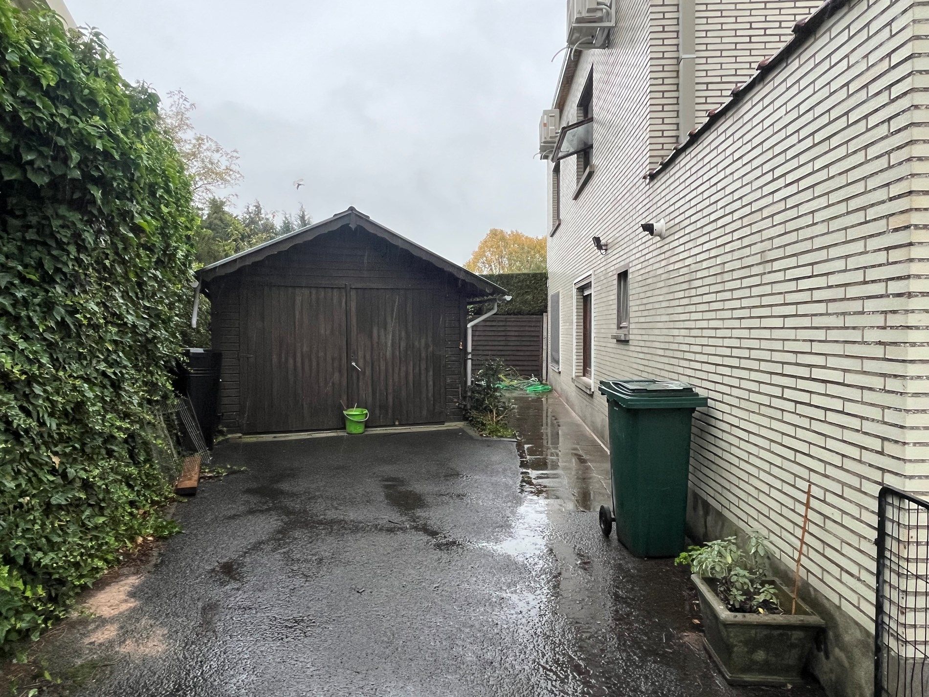 Een grote gelijkvloerse woonentiteit van 423 m² met twee garages en veel praktische voorzieningen foto 12