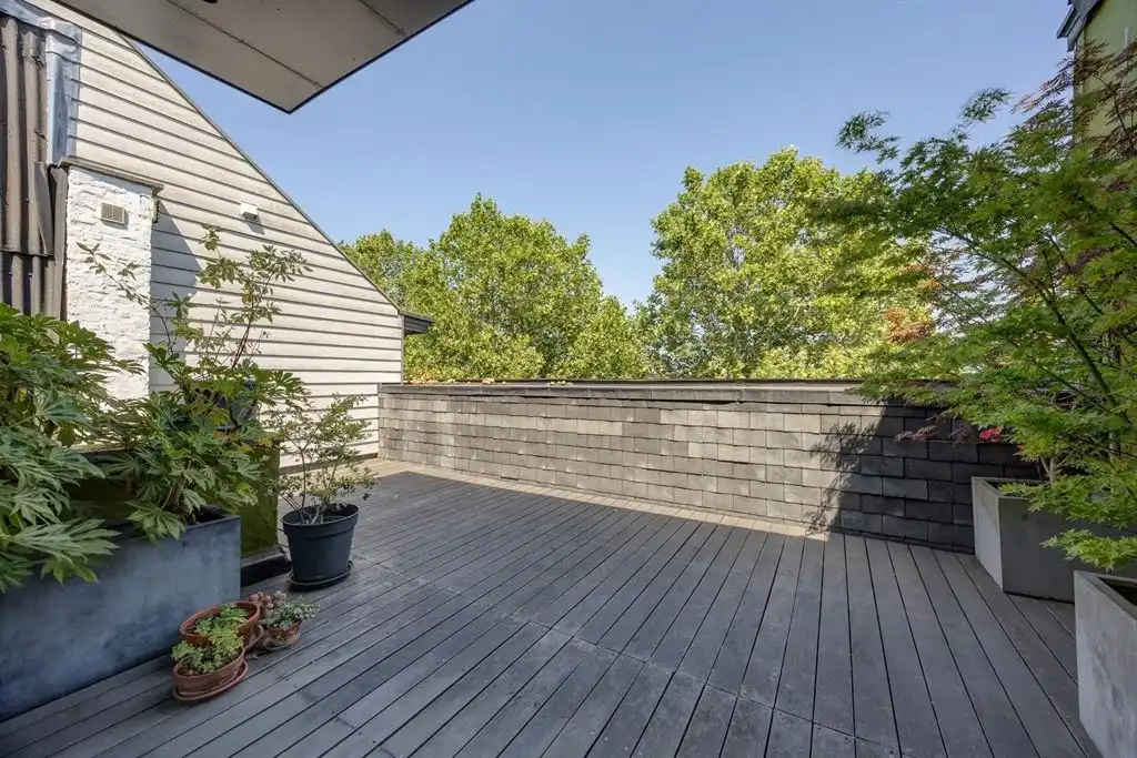 Unieke woning met eclectische gevels en dakterras foto 2