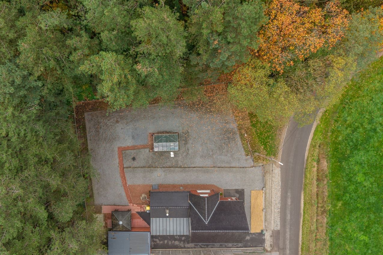 Temidden van agrarisch gebied, grenzend aan bos foto 3