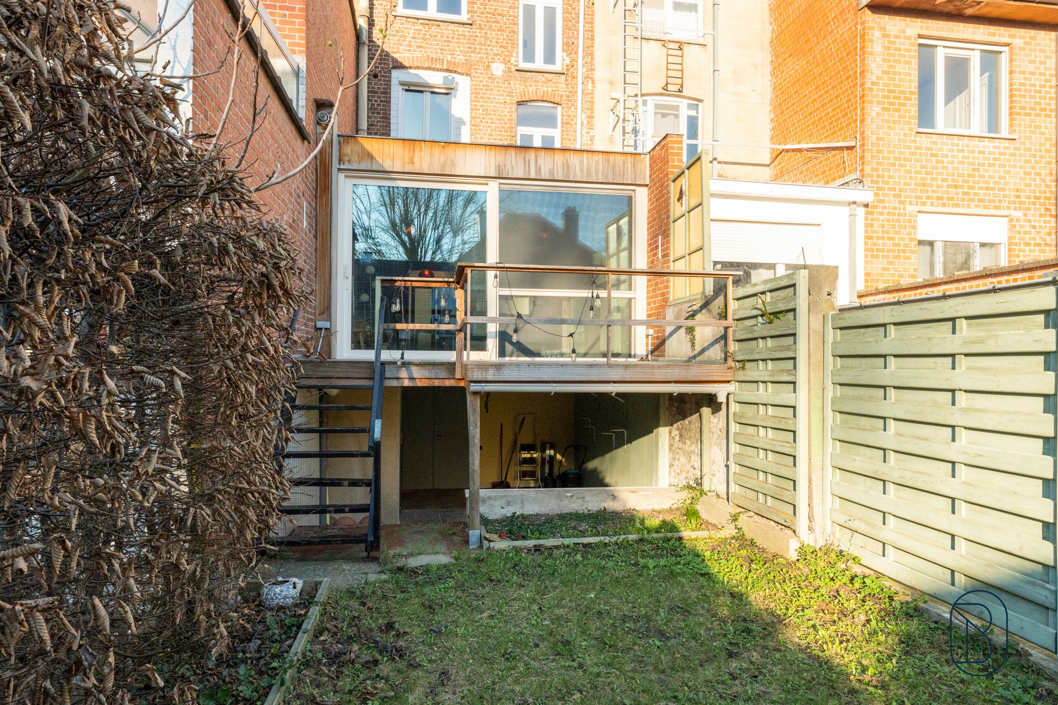 Topgelegen rijwoning met veel potentieel vlakbij het centrum foto 3