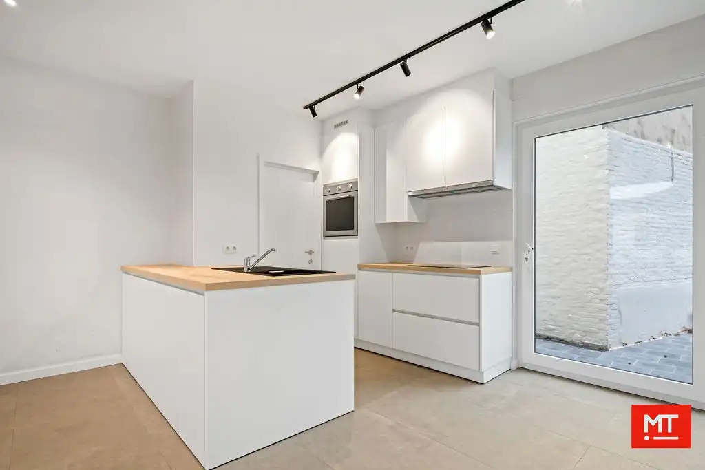 Instapklare halfopen woning met 3 slaapkamers, tuin en uitweg in de dorpskern van Ledegem foto 4