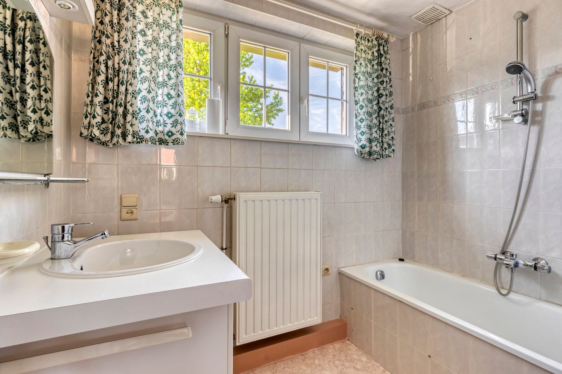 Te renoveren rustig gelegen woning met 4 slaapkamers foto 16
