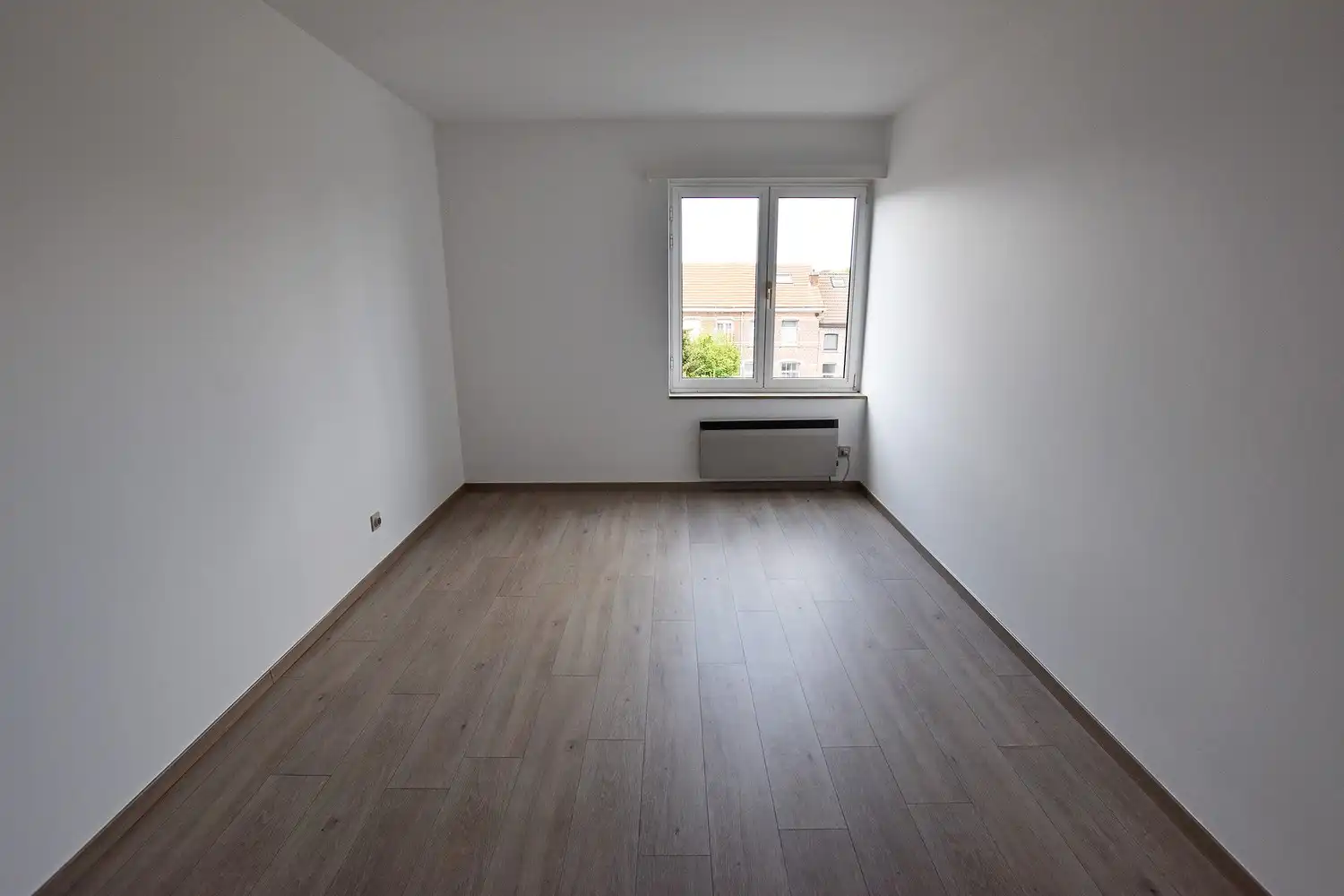 Mooi verzorgd appartement op de 2de verdieping links met terras in het centrum van Wijnegem. foto 7