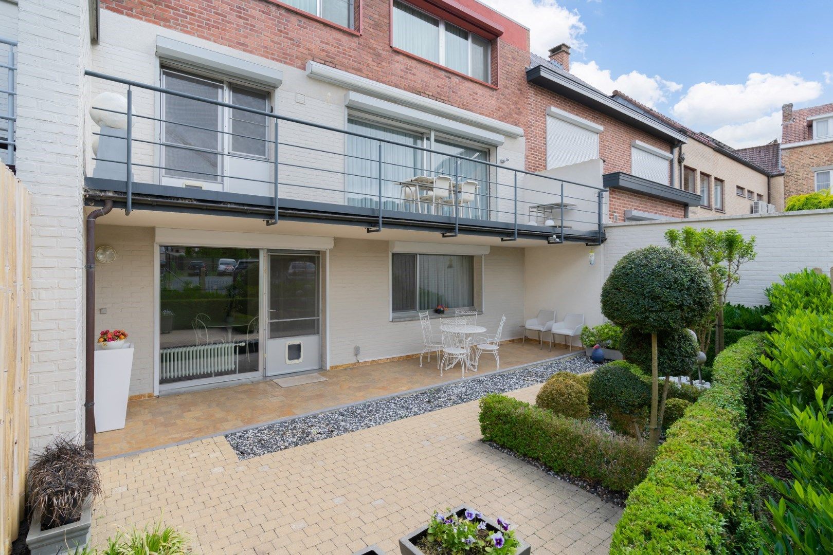 Bijzonder ruime en zeer nette stadswoning met garage en tuin op een steenworp van de Markt foto 30