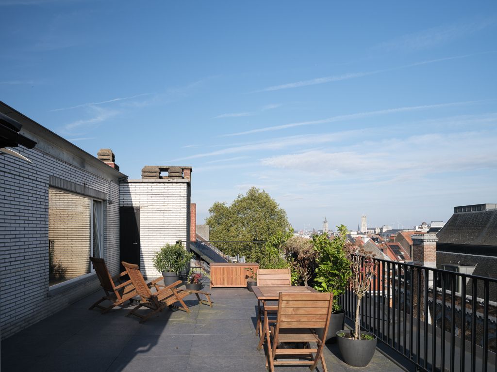 Unieke opportuniteit - Bijzonder dakappartement met 2 slaapkamers en uitzonderlijke terrassen (totaal +- 100m2) met weidse zichten, ideaal gelegen tussen het stadscentrum en het Citadelpark. foto 11