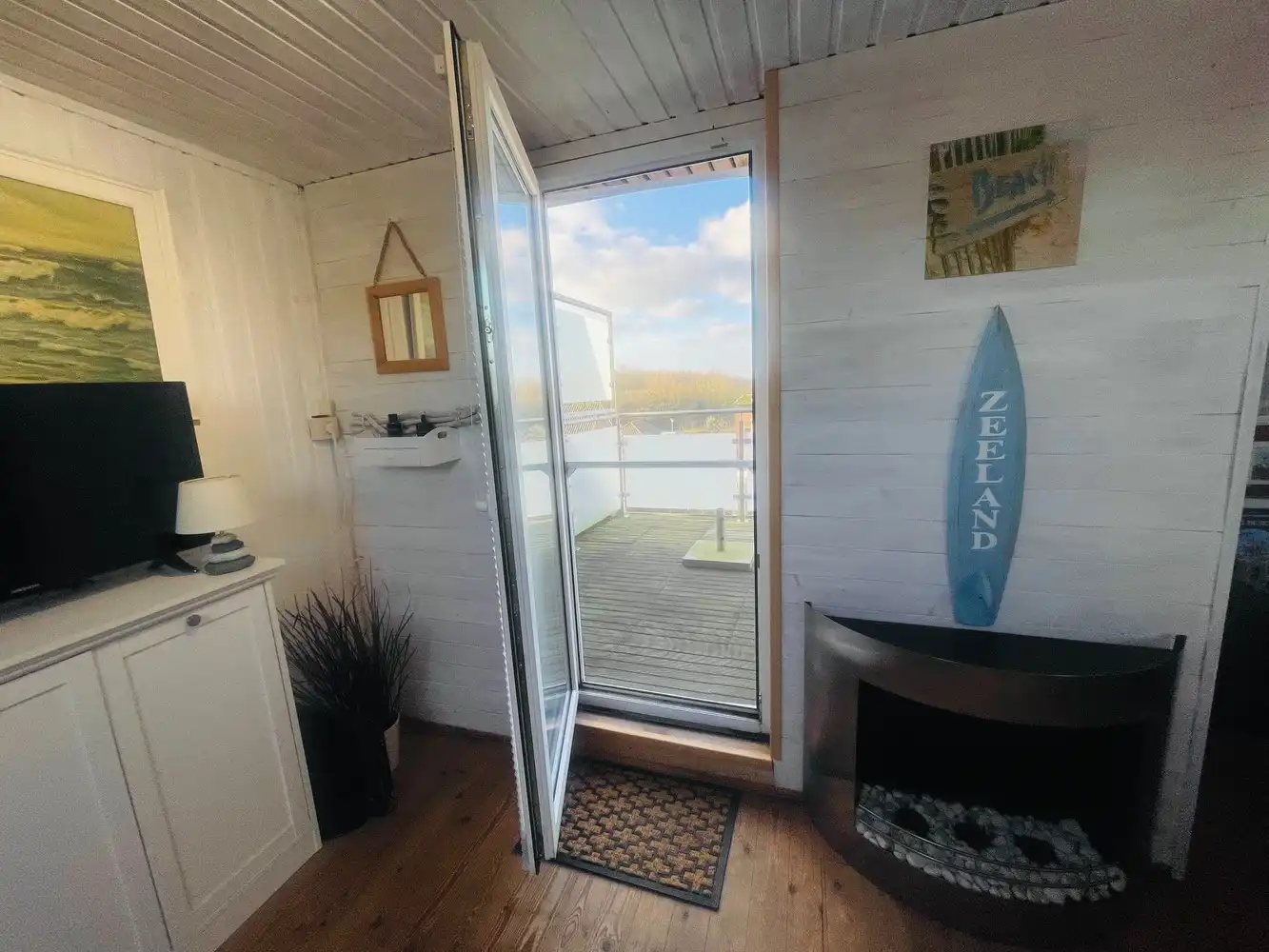 Zeebrugge op 50meter van het strand Uiterst charmante totaal gerenoveerde RUIM WOONHUIS met 5 SLAAPKAMERS en 3 BADKAMERS en 3 TERRASSEN. Grote troef is 2 AUTOSTAANPLAATSEN en ruime GARAGE.&nbsp; Oprit, grote garage, werkplaats, plaats voor fietsen, ingerichte STUDIO met tuintje op het zuiden. &nbsp;1éV:&nbsp; Zalige living , ingerichte open keuken, uitgevend op een groot zonneterras.Long island style. 2é V: 3 leuke slaapkamers , 2 badkamers. Onder het dak&nbsp; 4 é slaapkamer uitgevend op mooi terras met prachtig vergezicht.Bebouwde oppervlakte van 230 m2 Grondoppervlakte is 137m2 Magnifiek, Perfect onderhouden&nbsp; Juist verhuizen ! Zalig Wonen!&nbsp; Zowel hoofverblijfplaats, als vakantieverblijf aan Zee . foto 18