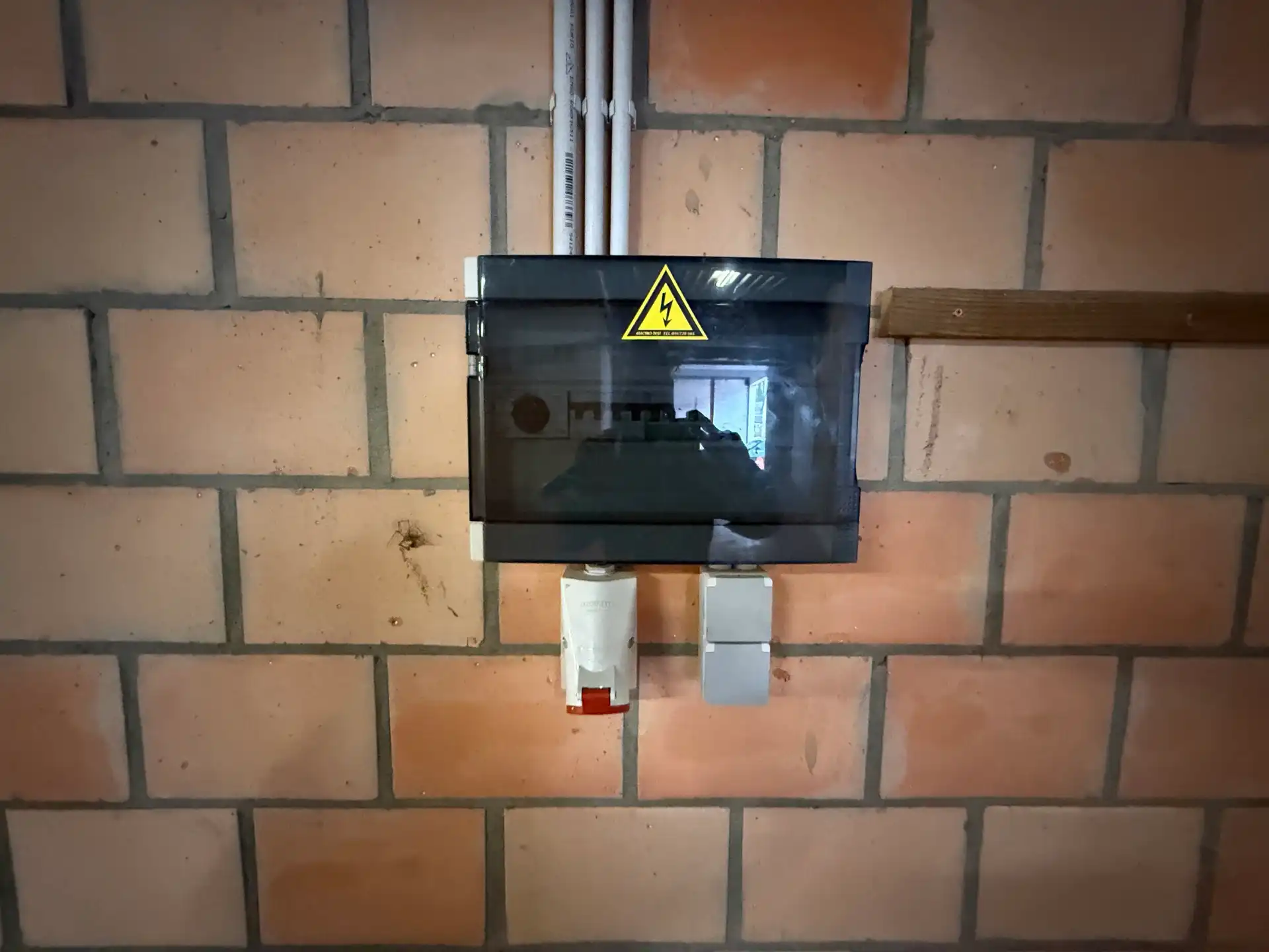 VLIERZELE - Opslagruimte vlakbij de invalsweg. foto 11