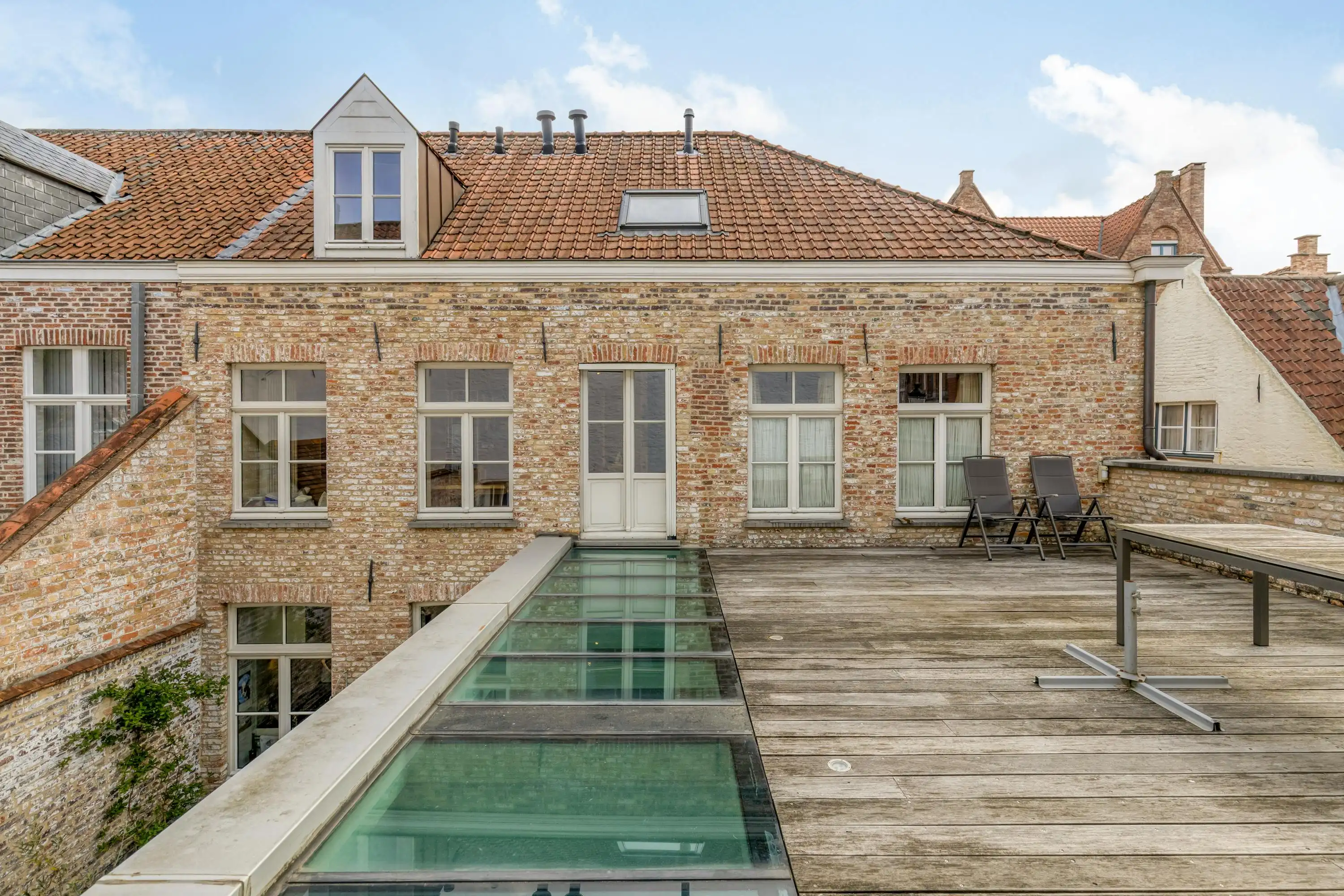 Charmant, instapklare herenhuis (°2007) op toplocatie in Brugge foto 17