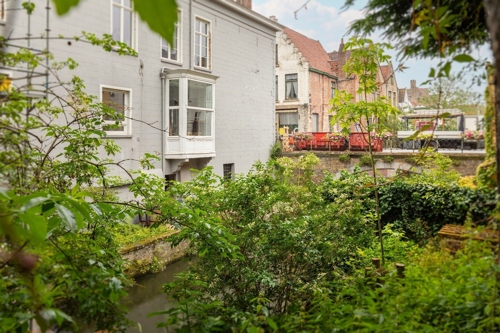 Grondig vernieuwde woning met horecazaak, vergunde B&B, ruime woonst en tuin met zicht op het water in hartje Brugge. foto 18