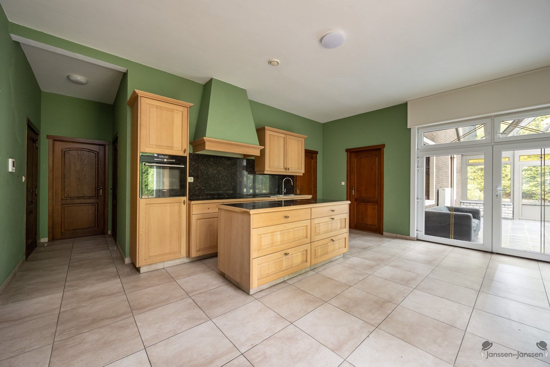 Villa met prachtige uitbouw op een zonovergoten perceel van 3.075 m². foto 4