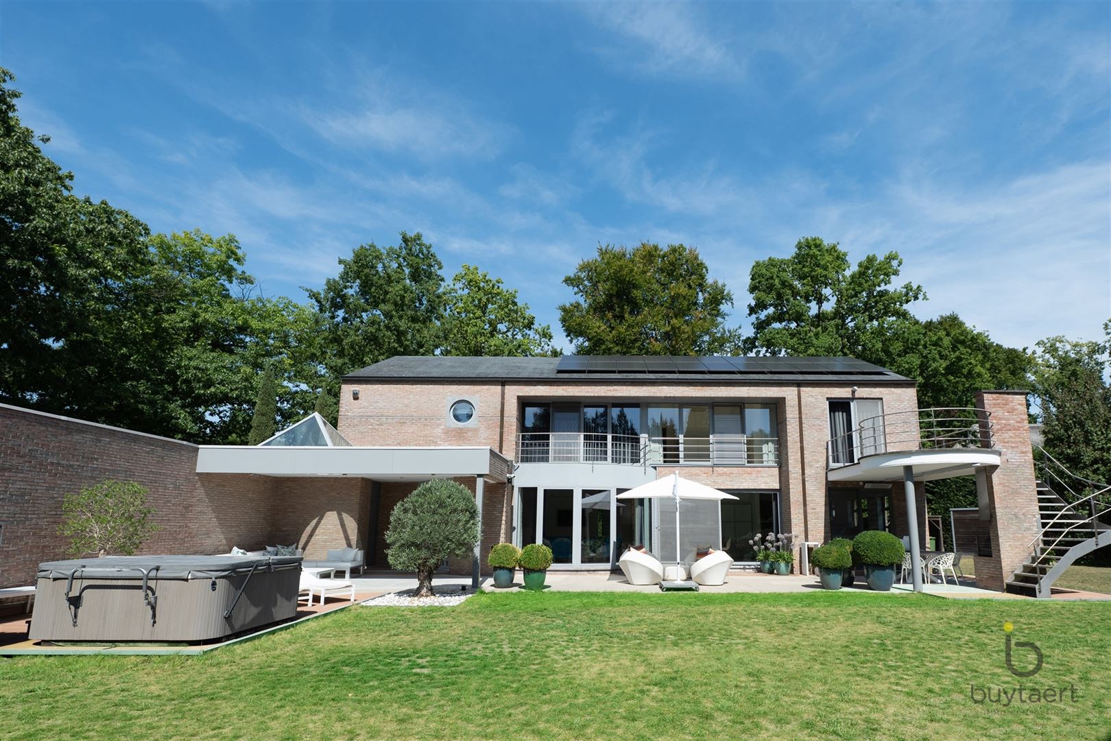 Wonen én werken in luxe familiewoning in begeerde Vriesdonkwijk foto {{pictureIndex}}