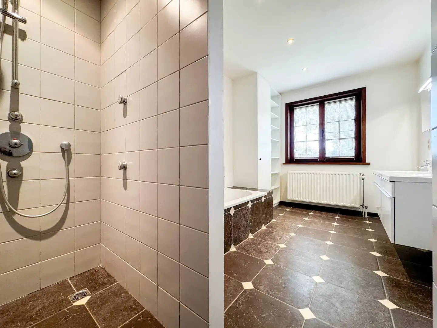Eigendom met loods, zwembad en multifunctionele bureauruimte op een perceel van ca. 2.700 m² foto 13