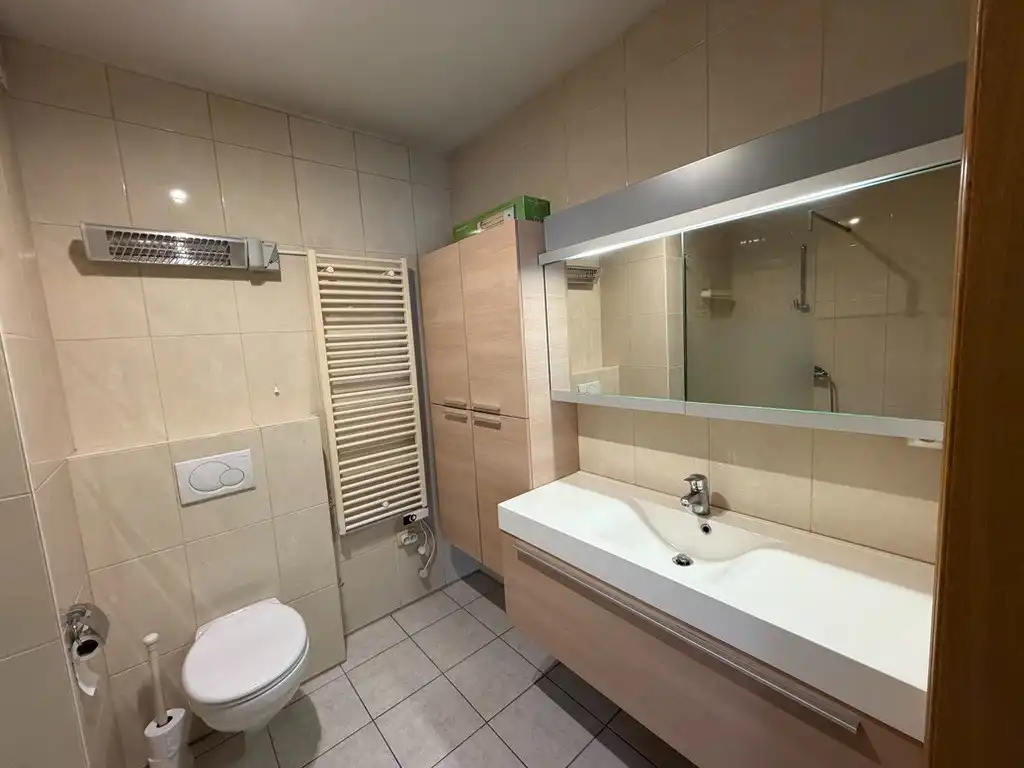 Genk-centrum, Oude Markt 4 bus 11: Ruim en energiezuinig appartement (133 m²) met 2 slaapkamers, overdekt terras, dubbele autostaanplaats en kelderberging. foto 17