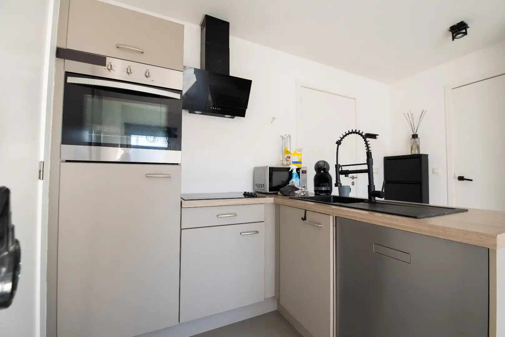 Gemeubeld appartement met autostaanplaats foto 9