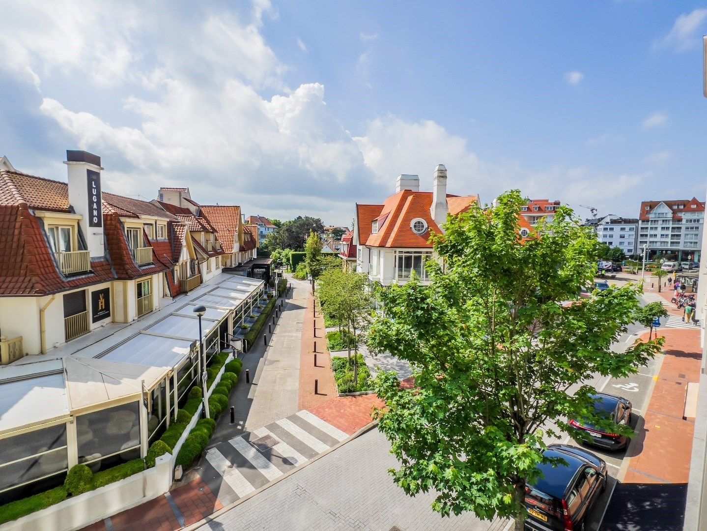 Zonnig appartement met vrij zicht, zeer goed gelegen op de Kustlaan vlakbij het Driehoeksplein en het Albertplein in het Zoute. foto 1