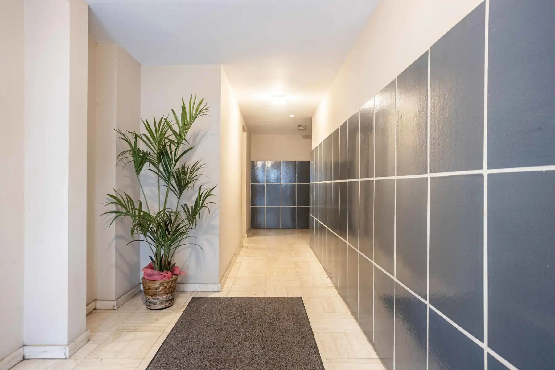 Opbrengsteigendom bestaande uit 7 appartementen en 20 garages! Toprendement met basisakte! foto 3