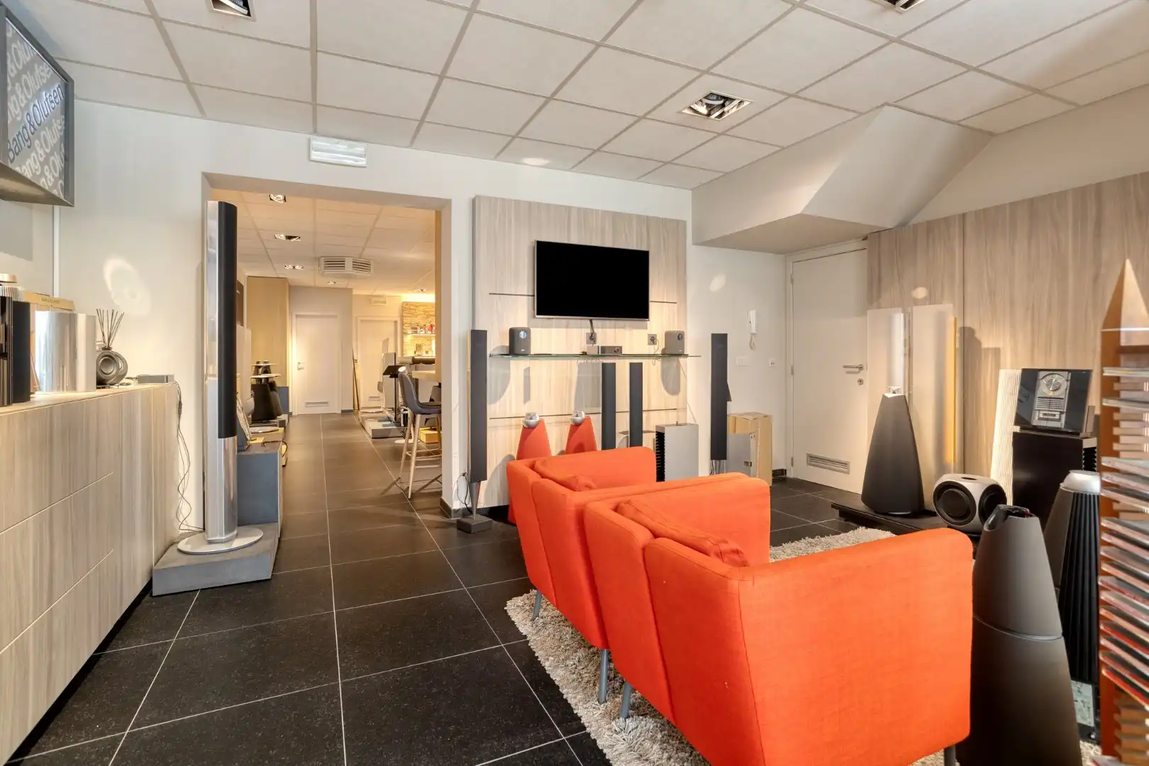 Instapklaar en goed gelegen handelsruimte van 126 m² kortbij het centrum van Geel !  foto 6
