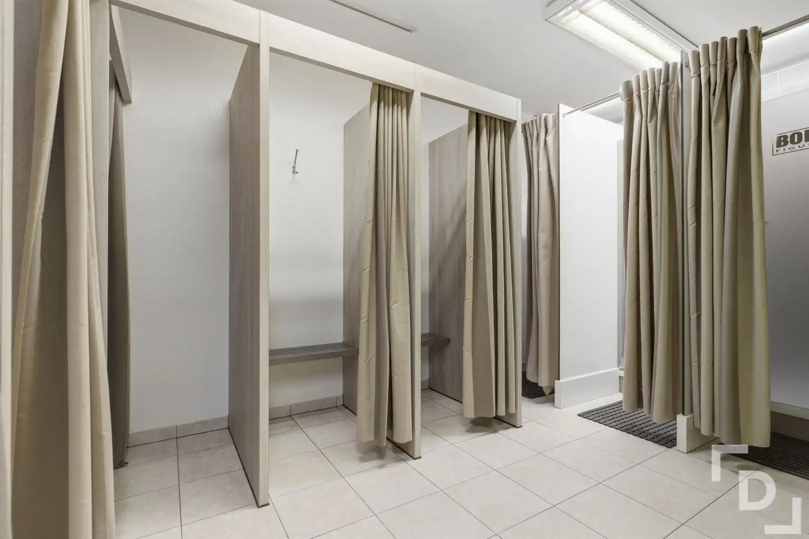 Ruim gebouw te koop met handelsruimte en appartement in Woumen. foto 4