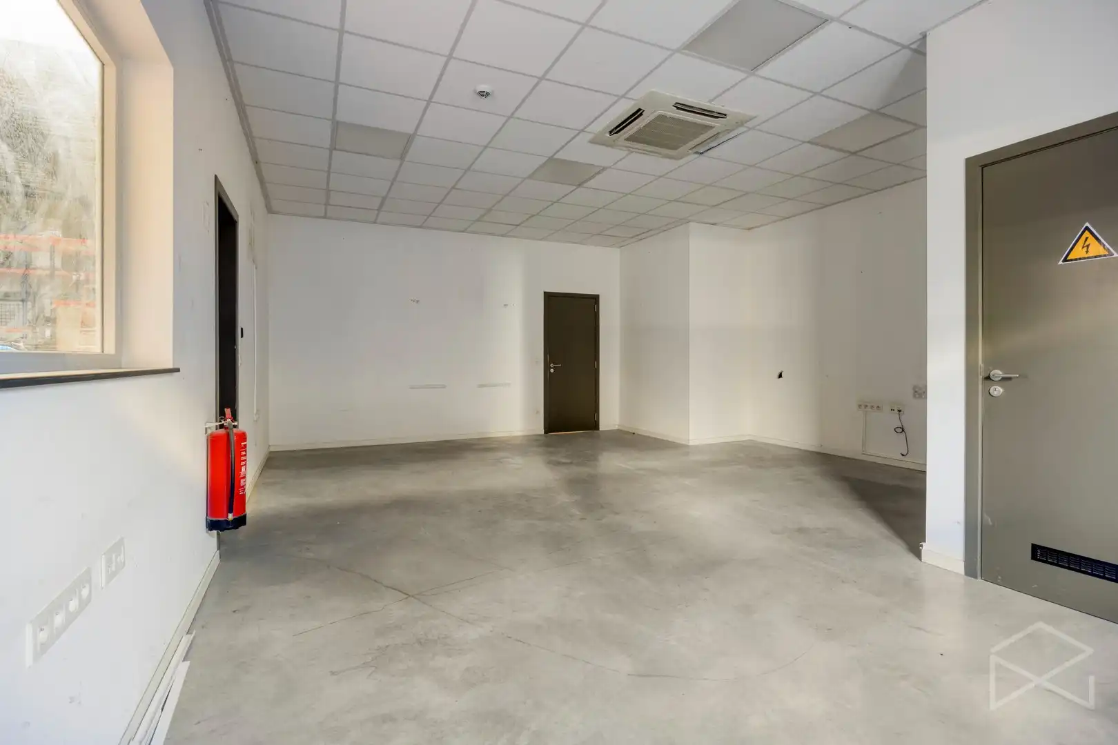 Magazijn met bureauruimte en parkeerplaatsen te huur in Tessenderlo-Ham foto 13