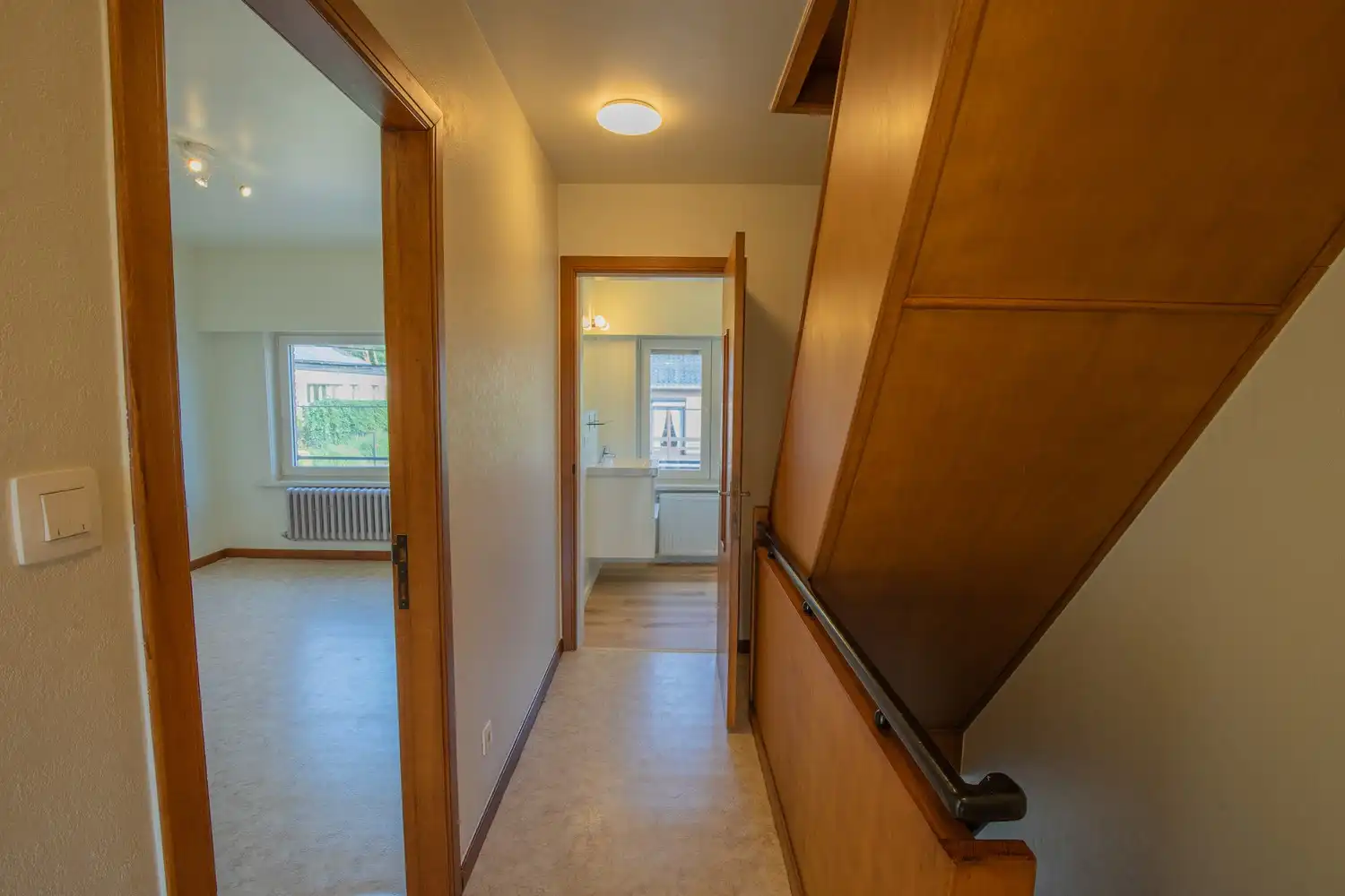 Gerenoveerde halfopen bebouwing met 3 slaapkamers, tuin en 2 autostaanplaatsen! foto 12