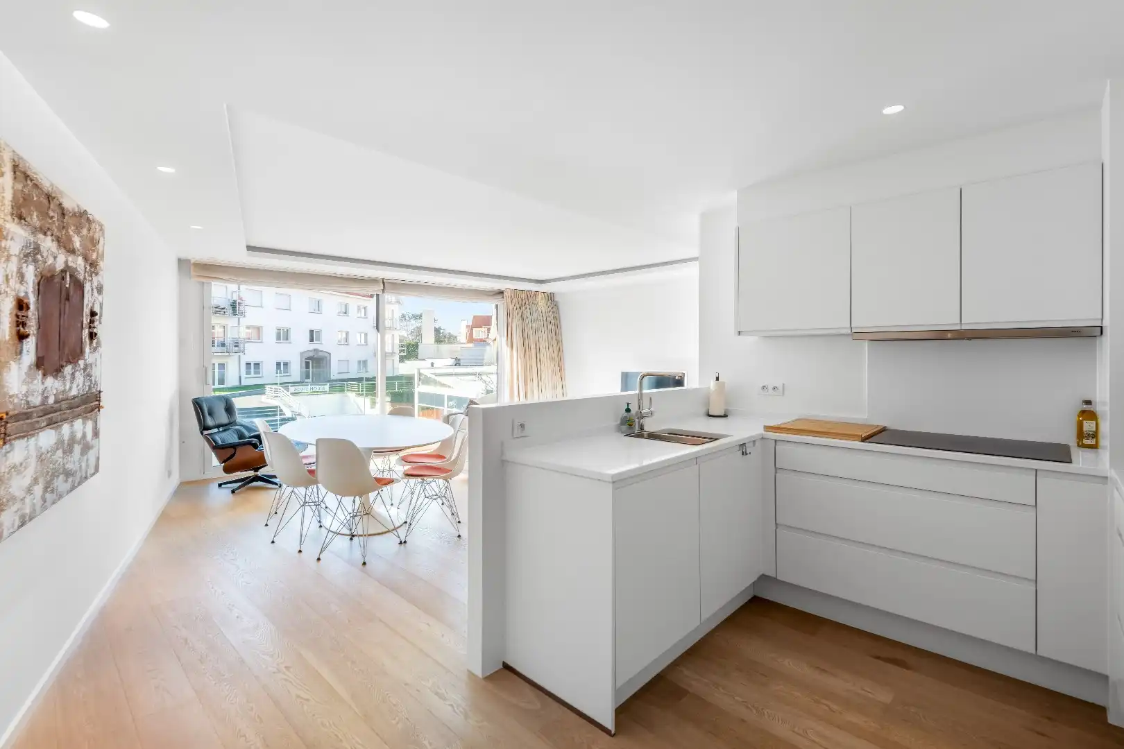 Zeer mooi vernieuwd 3-slaapkamer appartement met open zicht centraal gelegen op de Kustlaan in het Zoute. foto 7