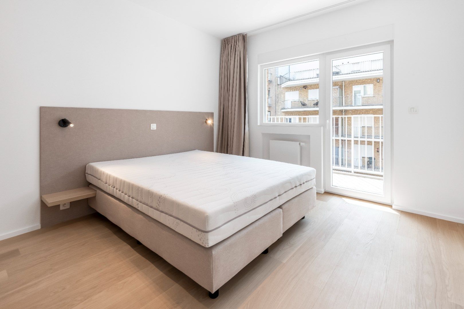 Ruim plateau-appartement met frontaal zeezicht (10 meter gevelbreedte) gelegen aan het Rubensplein. Inpandige parking. foto 12