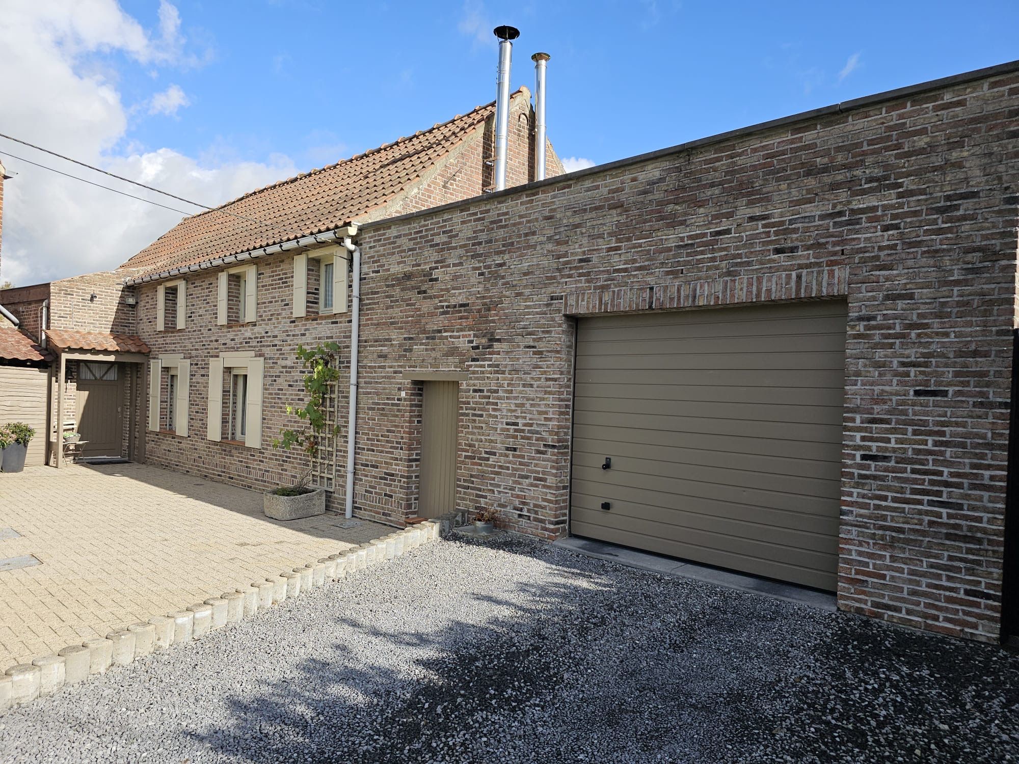 Woning in landelijke stijl met tuin, veranda en ruime garage  foto 2