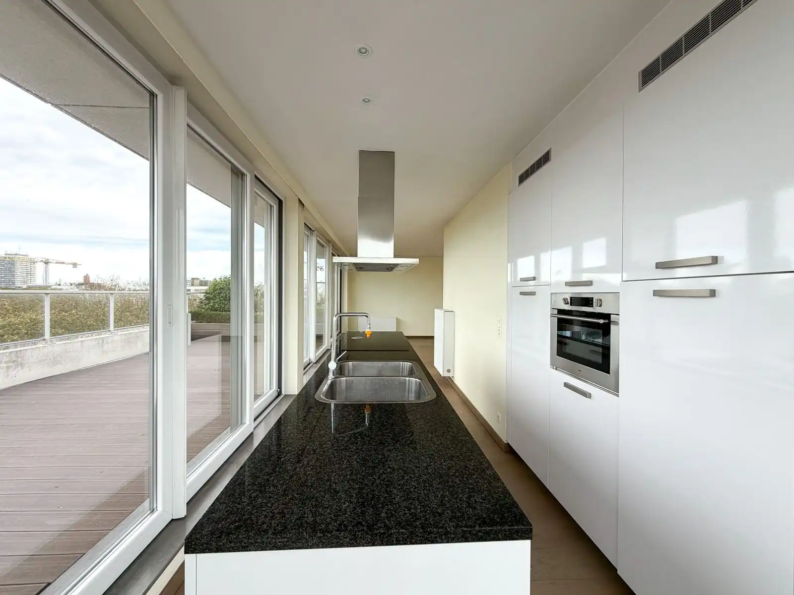 Zeer lichtrijk duplexappartement met twee slaapkamers en ruime terrassen in Oostende foto 12