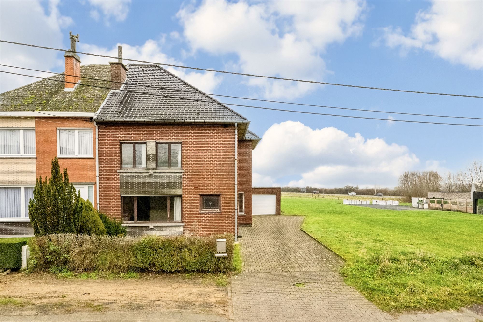 Heel solide en gunstig gelegen te renoveren woning  foto 2