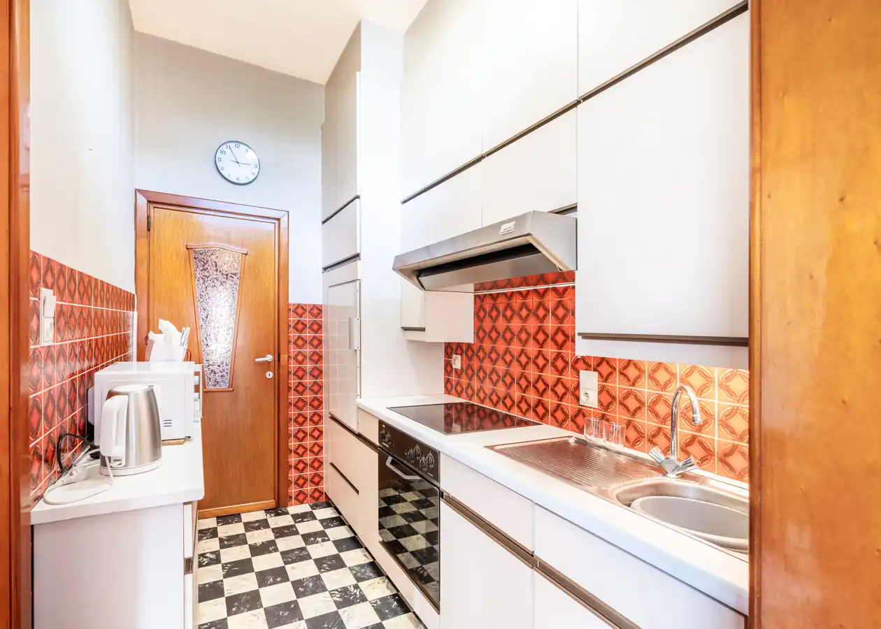 Te renoveren woning met zonnige stadstuin en veel potentieel foto 7