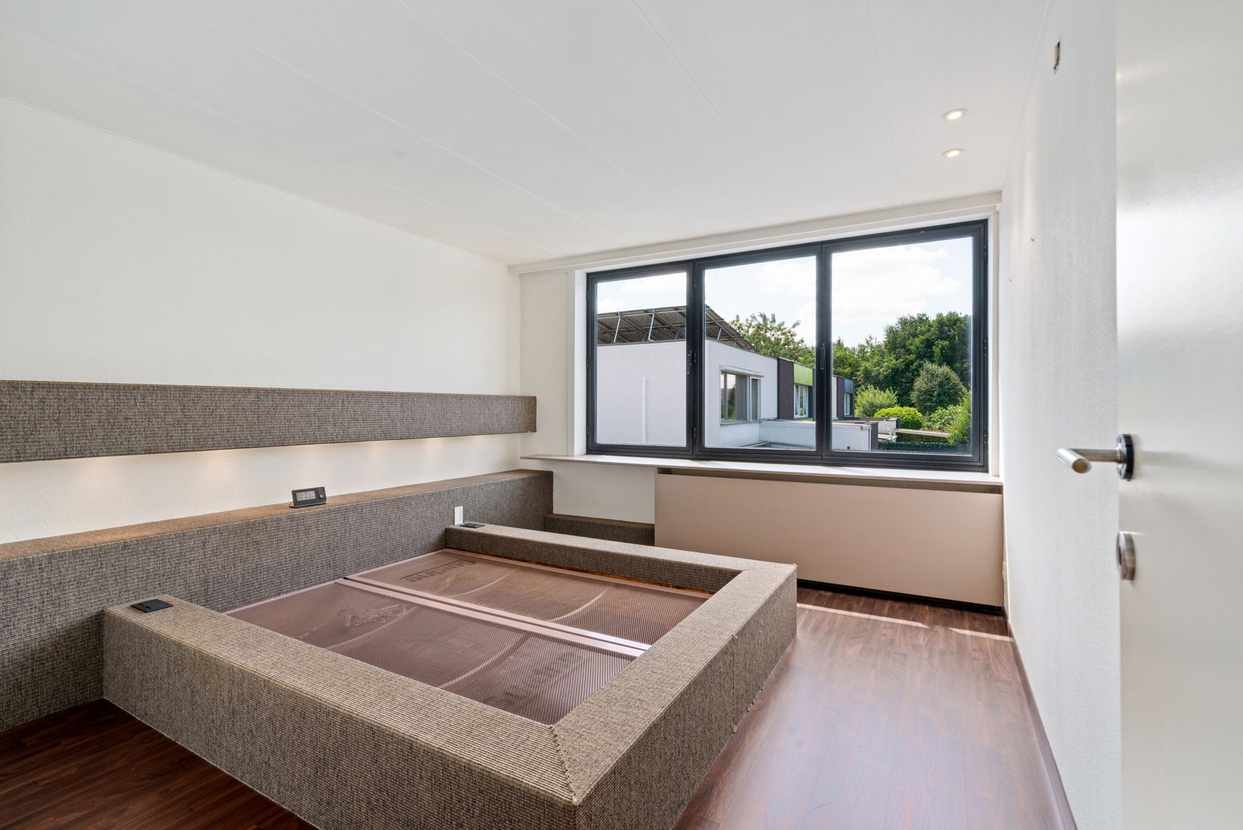 Instapklare halfopen bebouwing met drie slaapkamers! foto 6