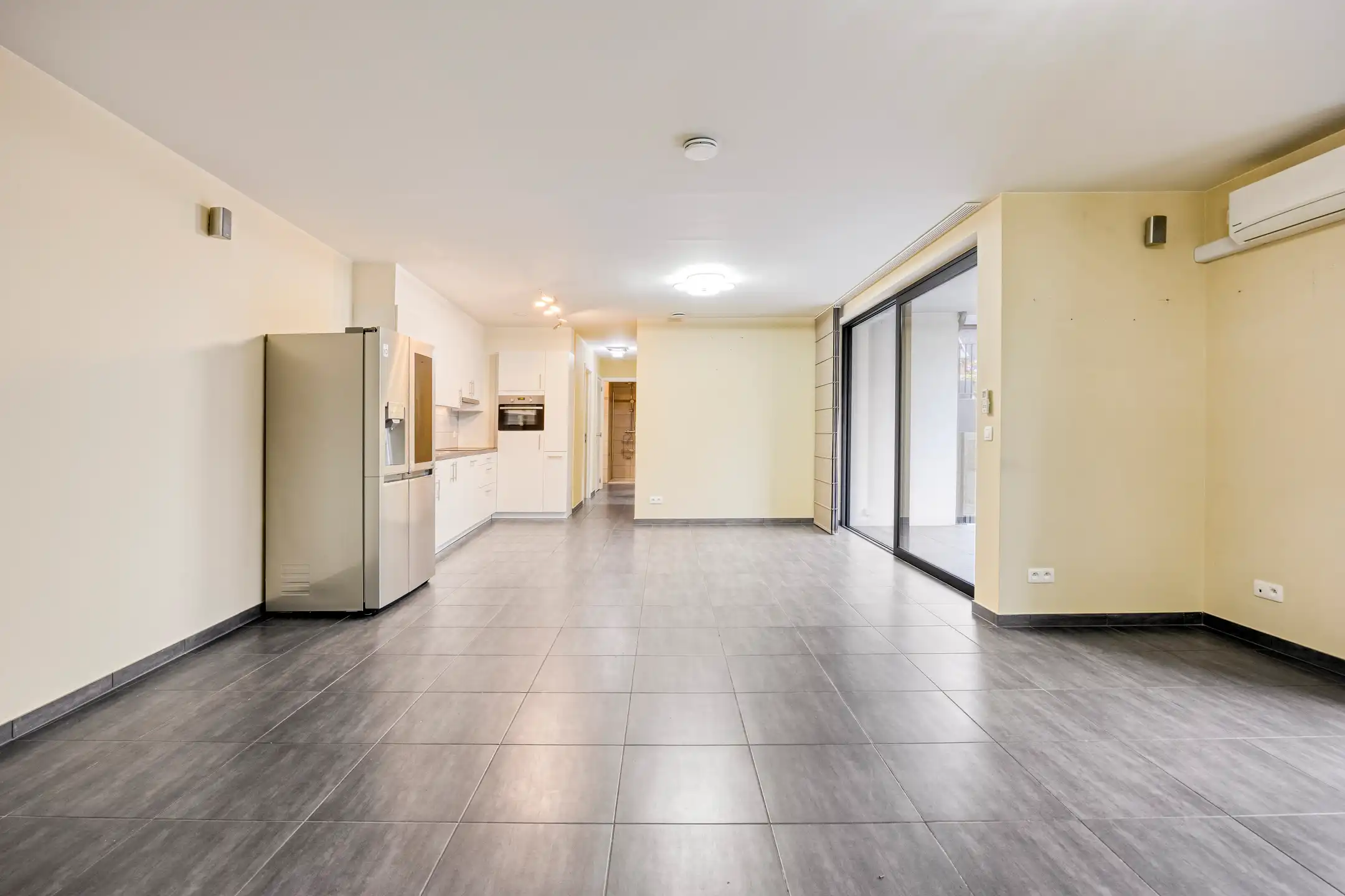 Energiezuinig APPARTEMENT van bj 2018 van 104 m² gelegen op 2de  verdiep, lift,  mooie leefruimten, 2 slaapkamers en garage op gelijkvloers. foto {{pictureIndex}}