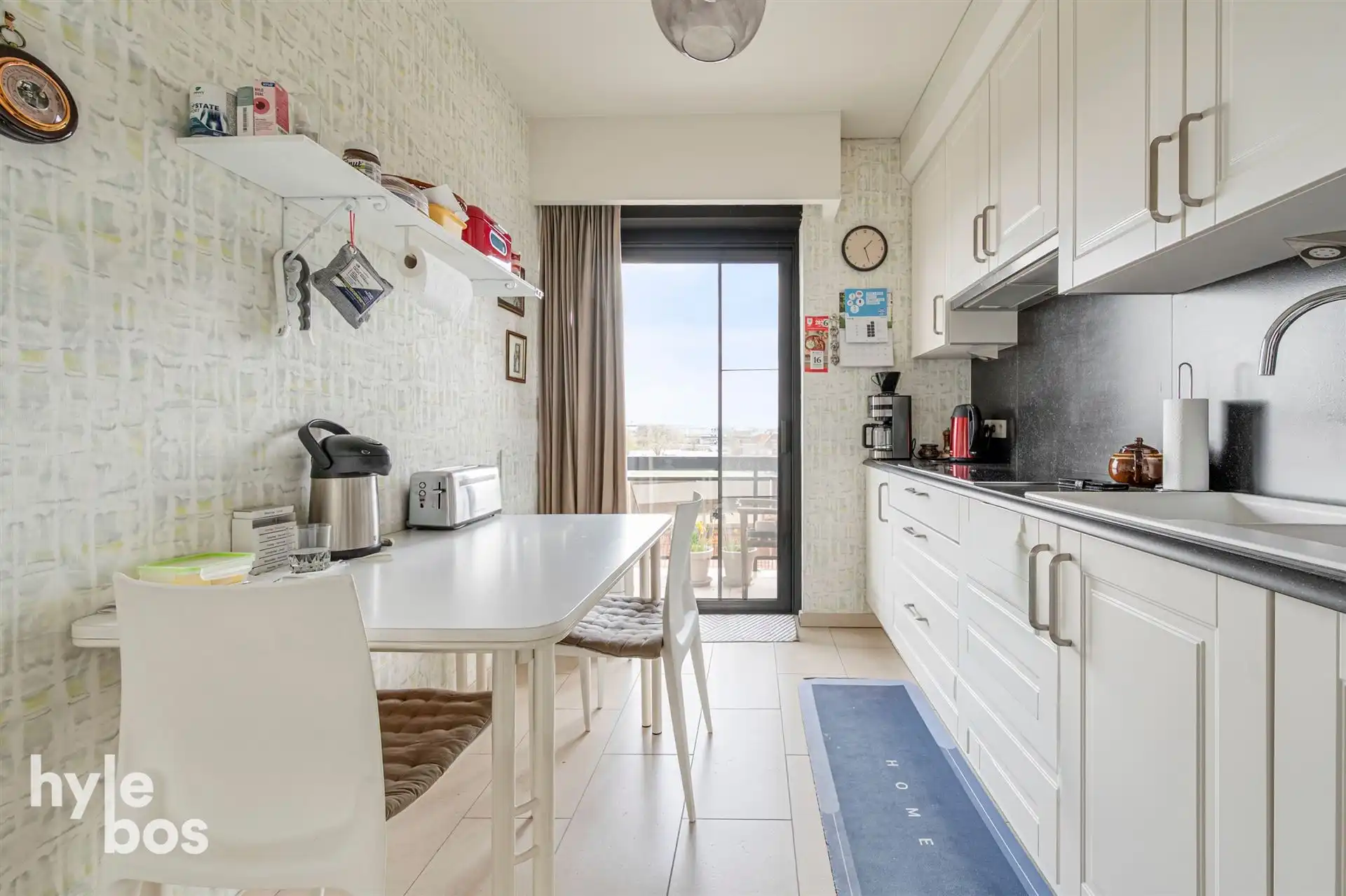 Appartement met veel lichtinval, ruime leefruimte en garagebox foto 12