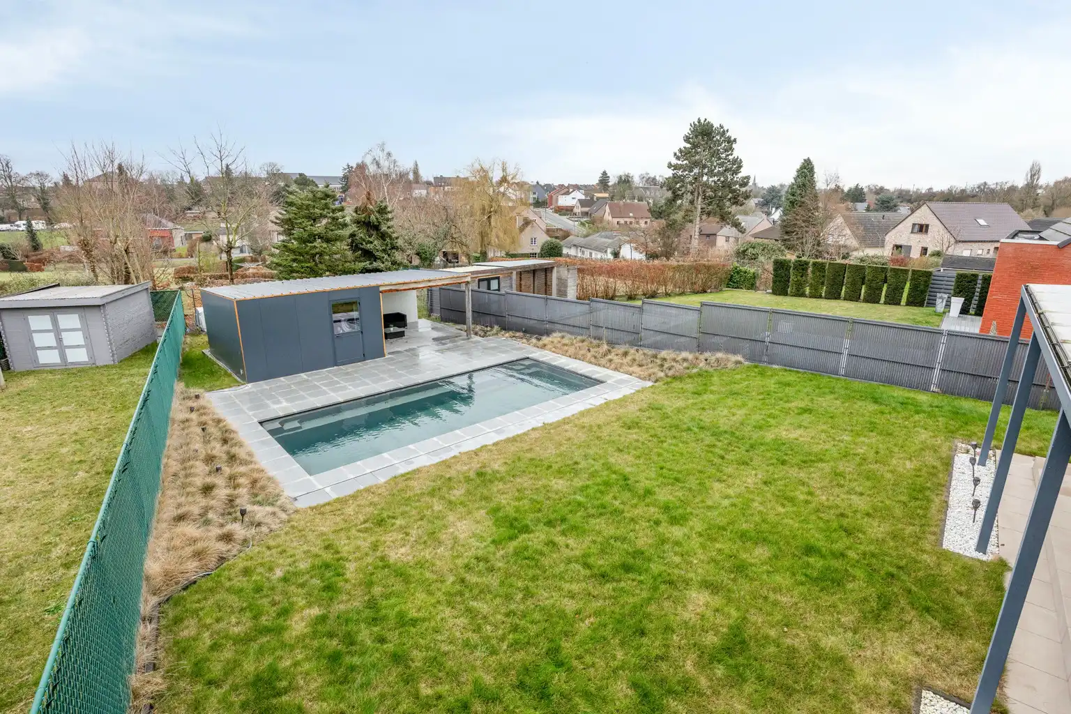 INSTAPKLARE WONING MET PRAKTIJKRUIMTE/BUREEL EN ZWEMBAD foto 30